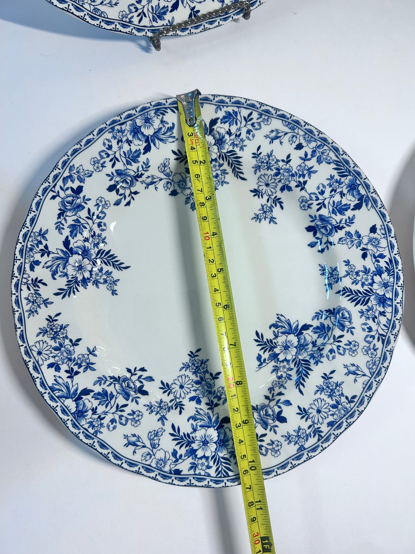 Johnson Brothers "Devon Cottage" 5-Piece Blue & White Set 4 Dinner Plates & 1 Serving Bowl