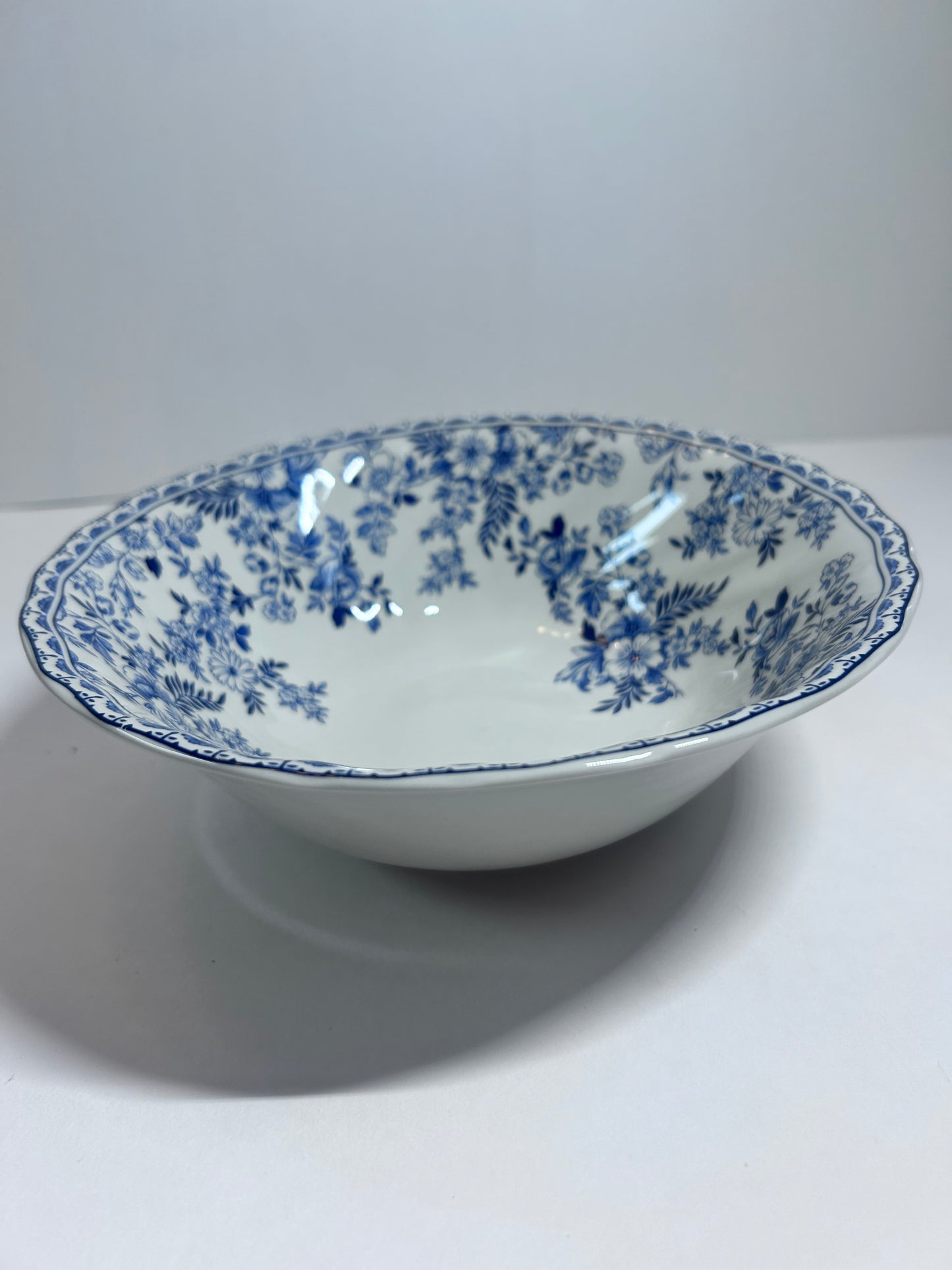 Johnson Brothers "Devon Cottage" 5-Piece Blue & White Set 4 Dinner Plates & 1 Serving Bowl