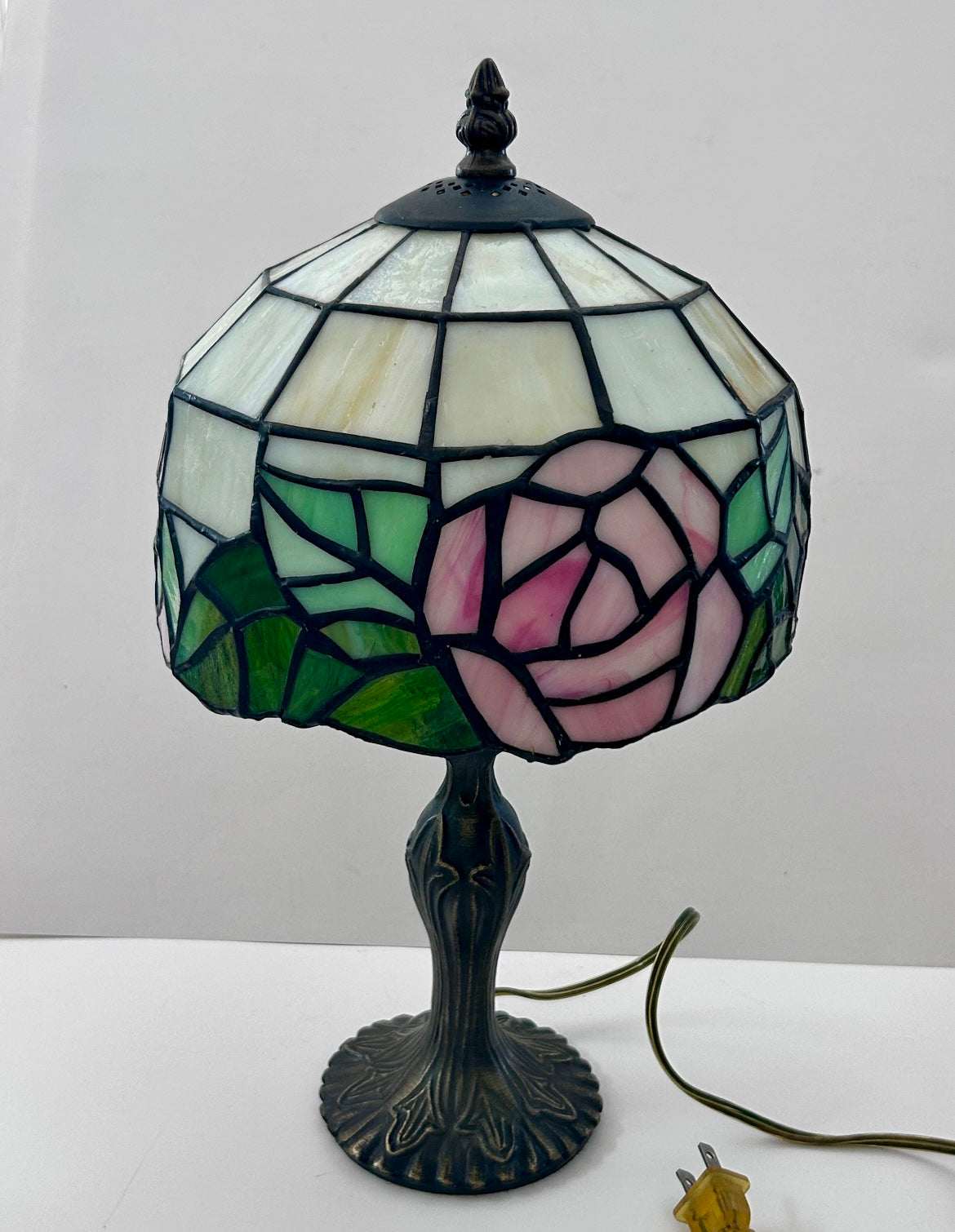 Tiffany-Style Stained Glass Rose Table Lamp (15")