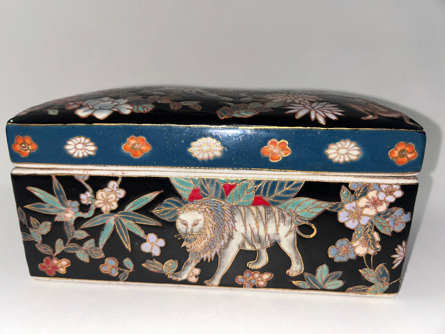 Antique Signed Quing Dynasty Ceramic Enameled Crackle Glaze Box with Famille Noir