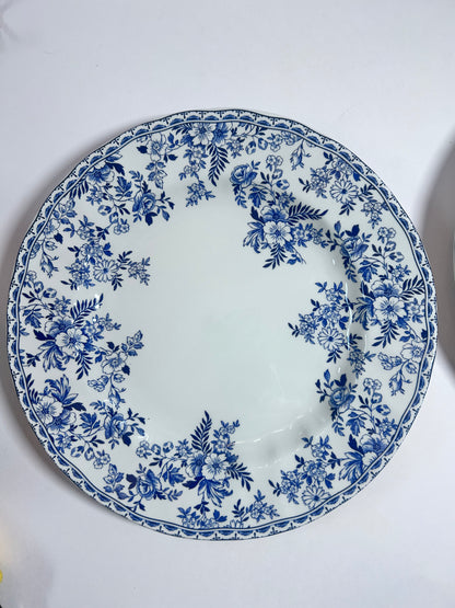 Johnson Brothers "Devon Cottage" 5-Piece Blue & White Set 4 Dinner Plates & 1 Serving Bowl