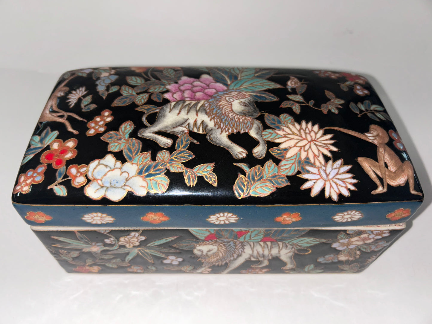 Antique Signed Quing Dynasty Ceramic Enameled Crackle Glaze Box with Famille Noir