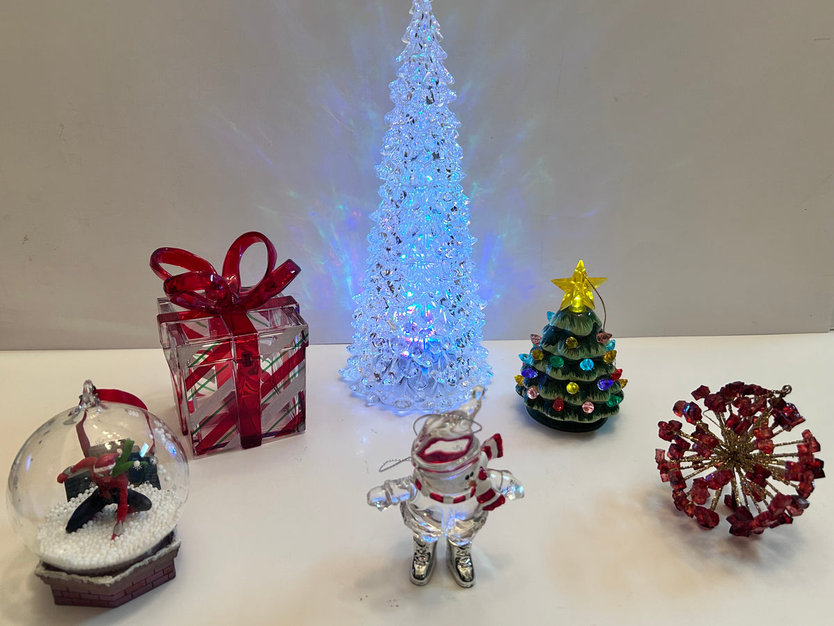 Ultimate 6-Piece Holiday
Collection-LED Acrylic Christmas Tree (App 11”)& Ornaments
