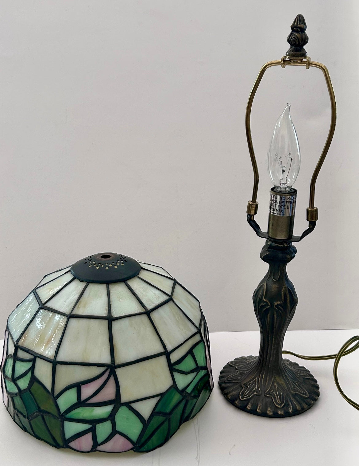 Tiffany-Style Stained Glass Rose Table Lamp (15")