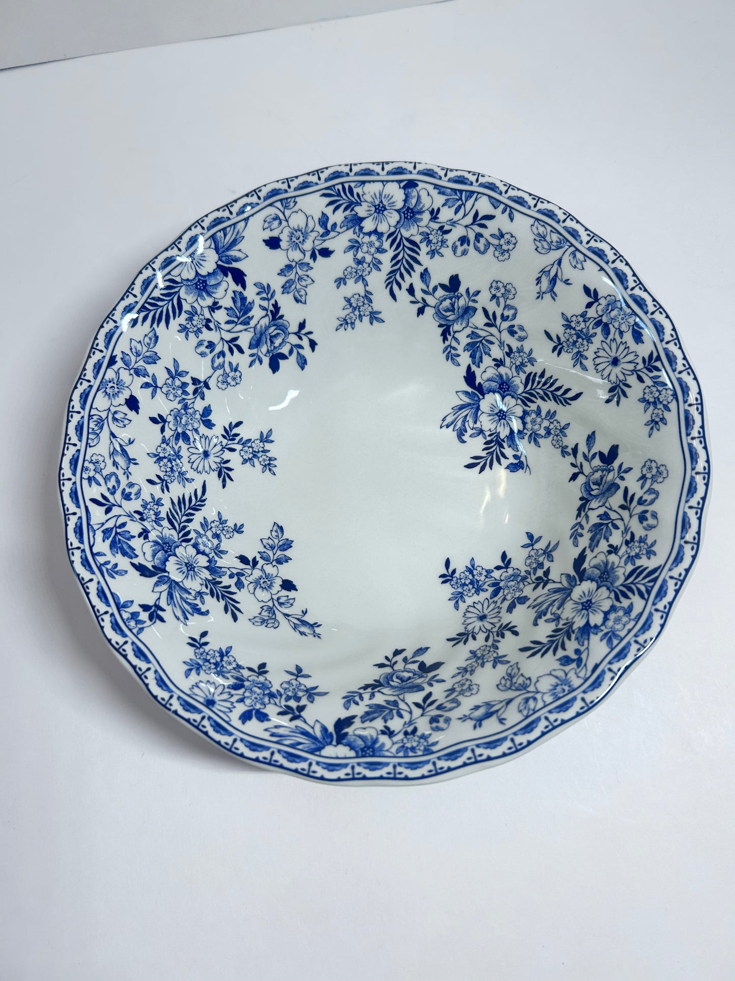 Johnson Brothers "Devon Cottage" 5-Piece Blue & White Set 4 Dinner Plates & 1 Serving Bowl