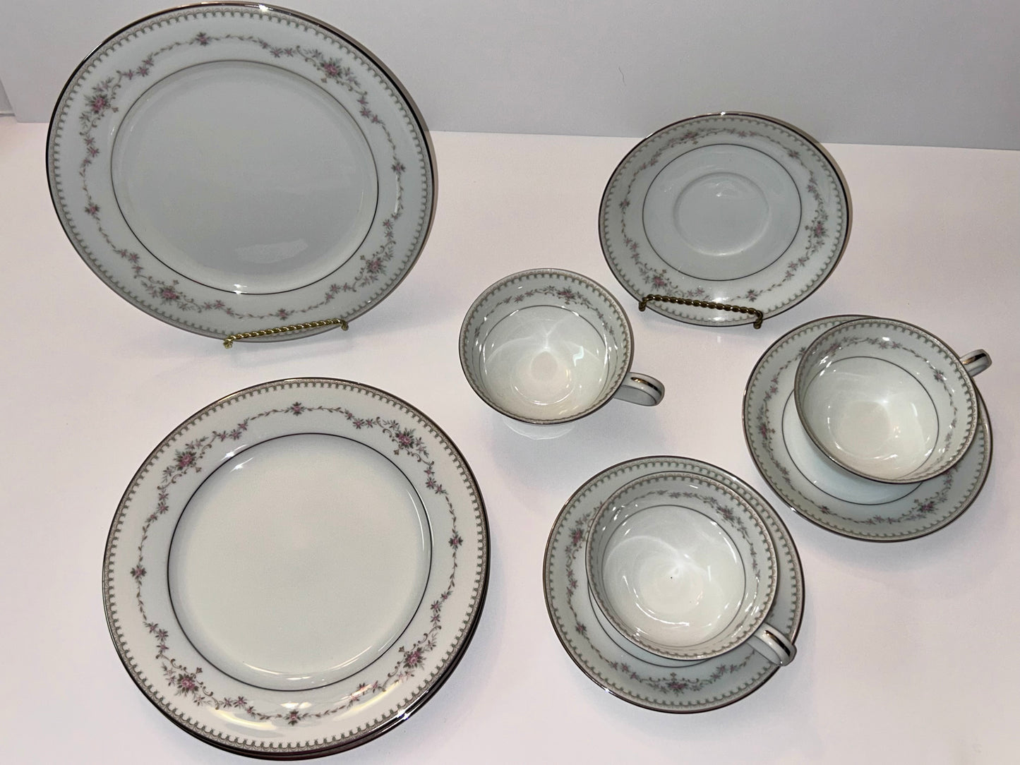 Noritake Fairmont (6102) - 3
Dessert Plates & 3 Teacup/ Saucer Sets - Platinum Trim