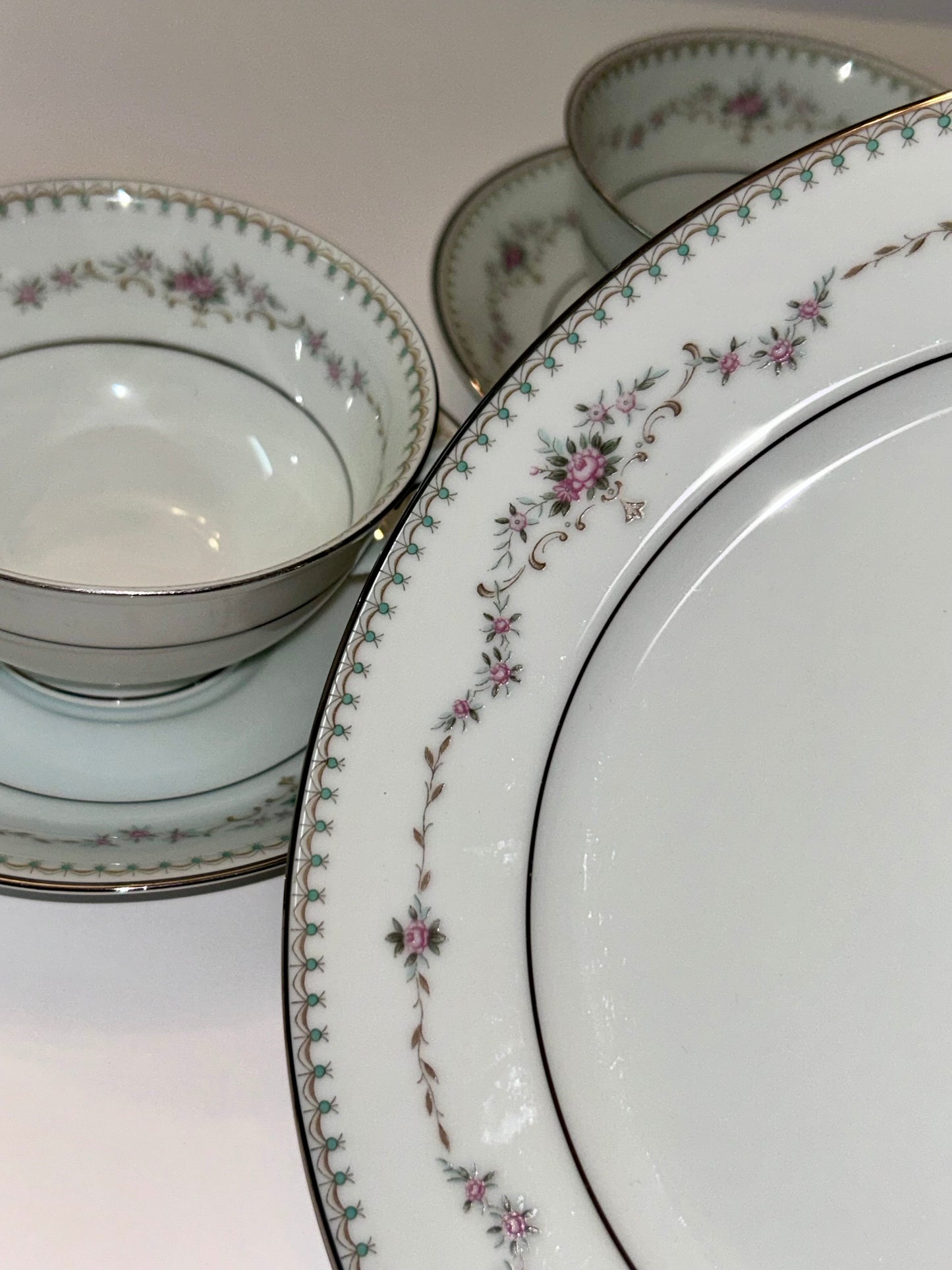 Noritake Fairmont (6102) - 3
Dessert Plates & 3 Teacup/ Saucer Sets - Platinum Trim