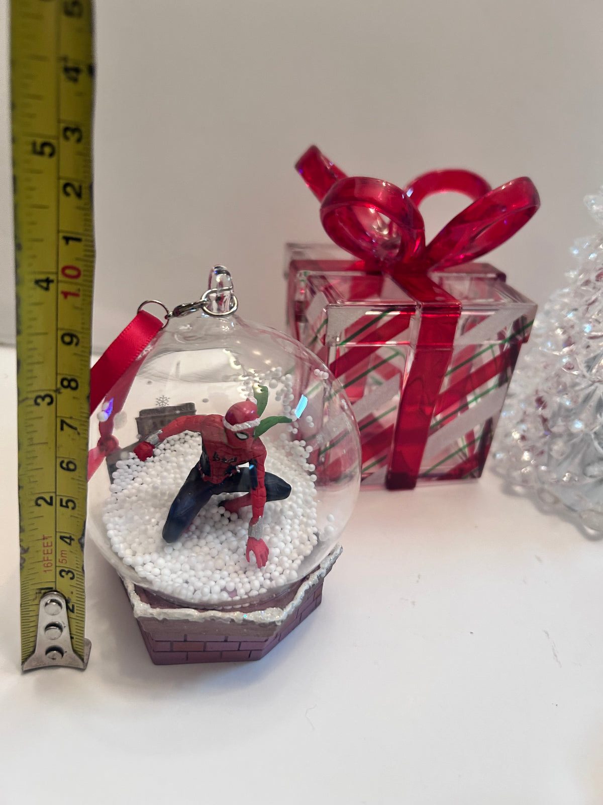 Ultimate 6-Piece Holiday
Collection-LED Acrylic Christmas Tree (App 11”)& Ornaments