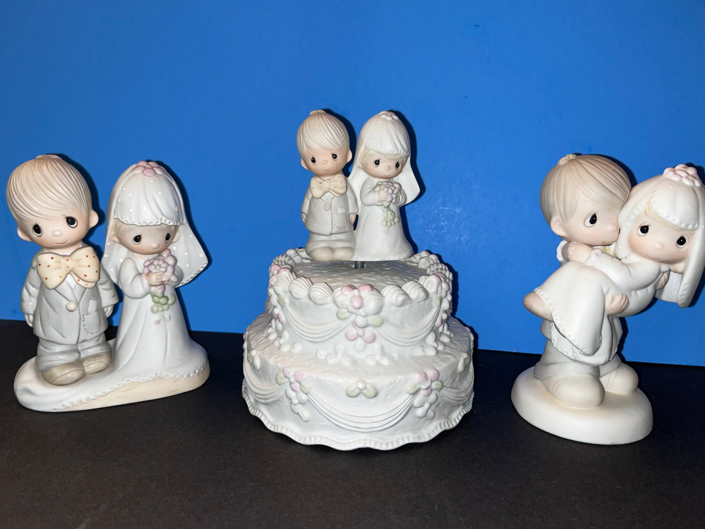 Precious Moments Wedding Music Box Cake Groom Bride Figures - Finest Antique