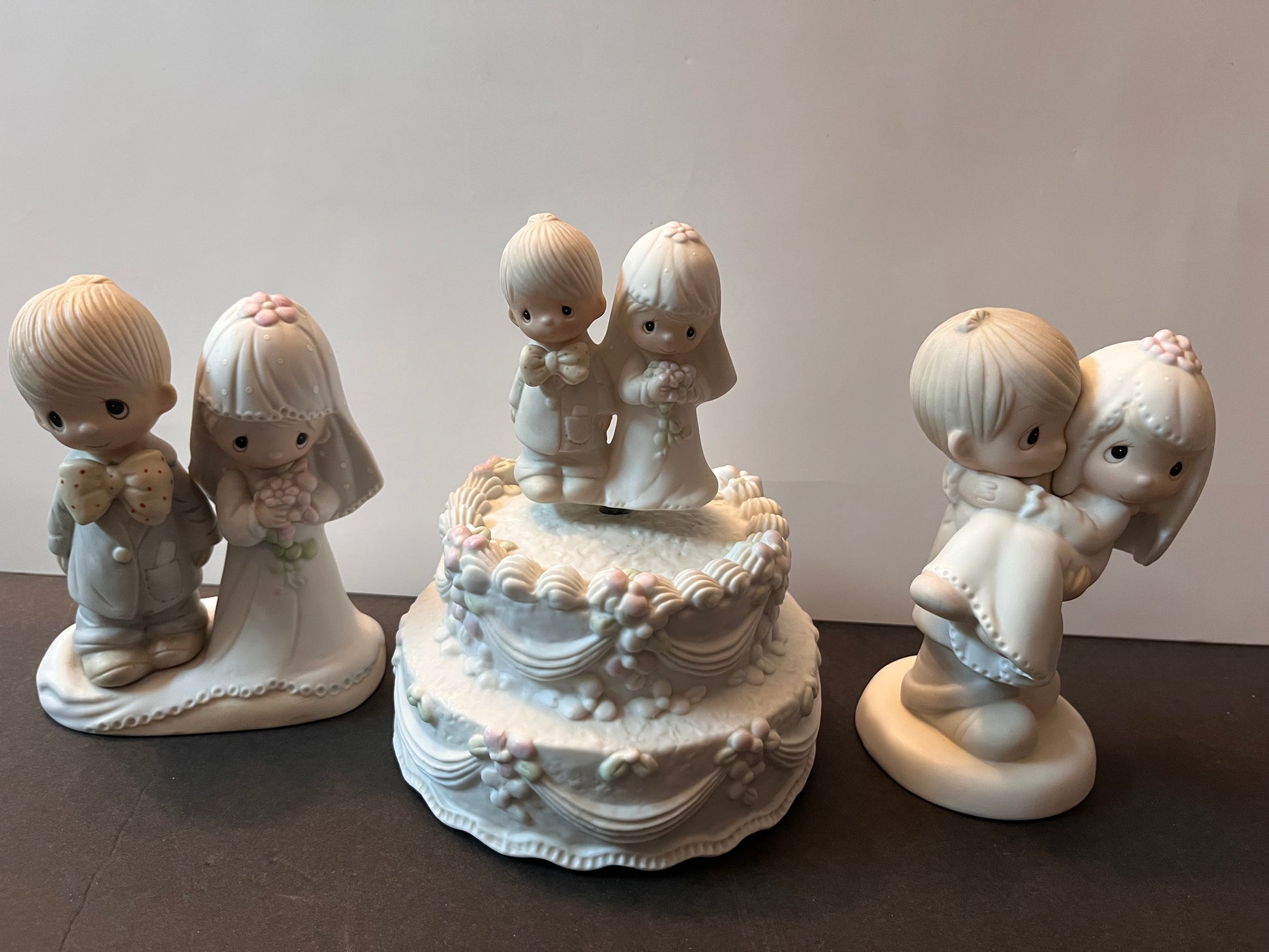 Precious Moments Wedding Music Box Cake Groom Bride Figures - Finest Antique